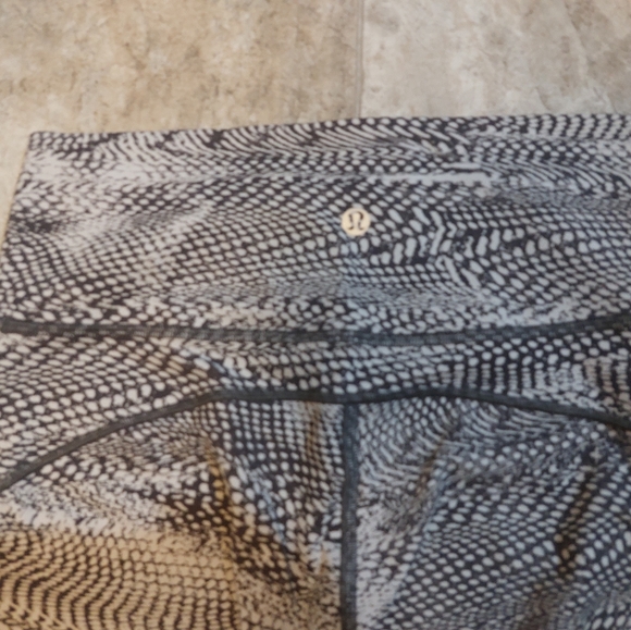 VEUC Lululemon Athetica crops size 6 - Picture 2 of 3